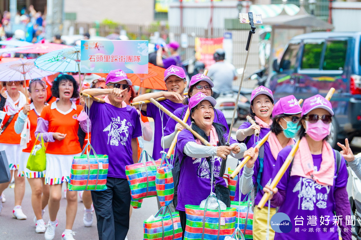 「2024桃園客家義民祭系列活動」挑擔踩街。<br />
