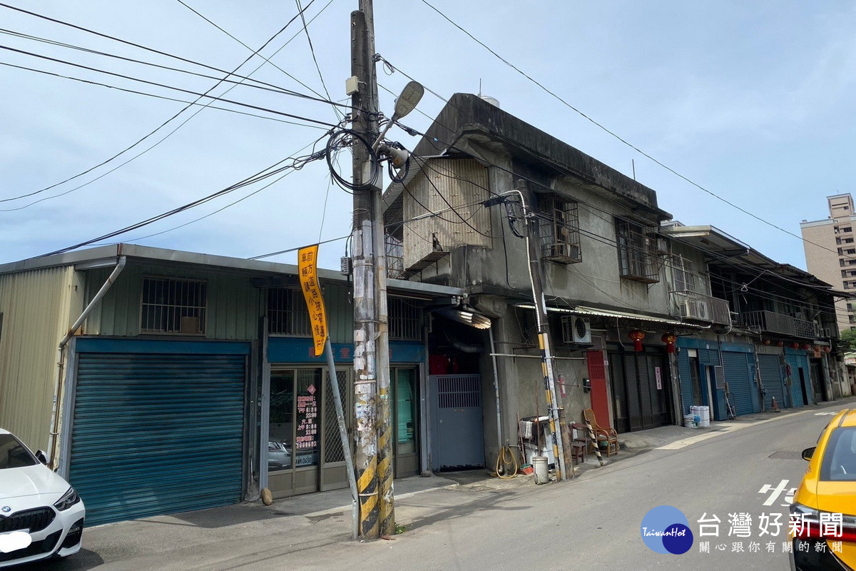 現況道路狹窄房舍老舊。<br />
