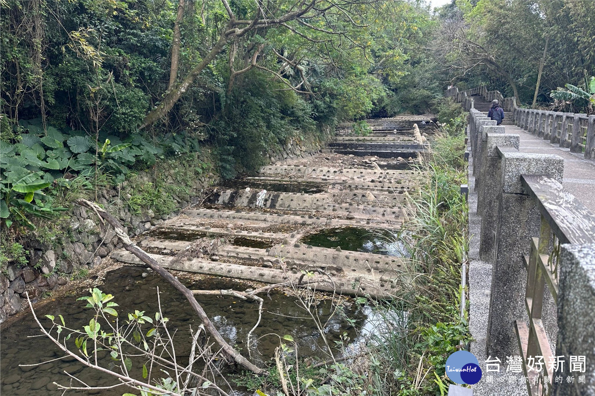 草嶺溪水環境營造工程施工前固床工(棲地破碎)   。<br />
