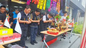 分局長林鼎泰率全體同仁，祭拜天地鬼神，期盼轄區治安良好、交通順暢、民眾出入平安。