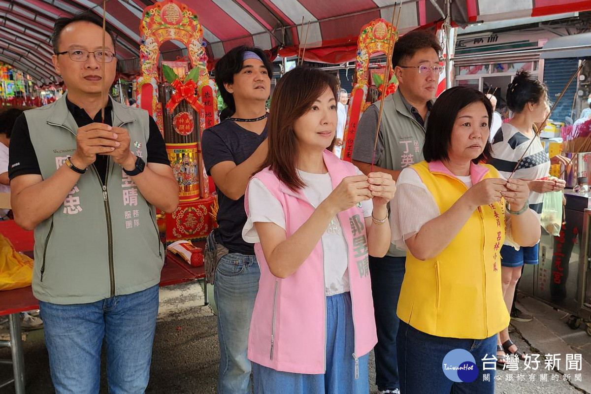 八德三元宮主任委員、桃園市議員呂林小鳳主持中元普渡並分送物資。<br />
