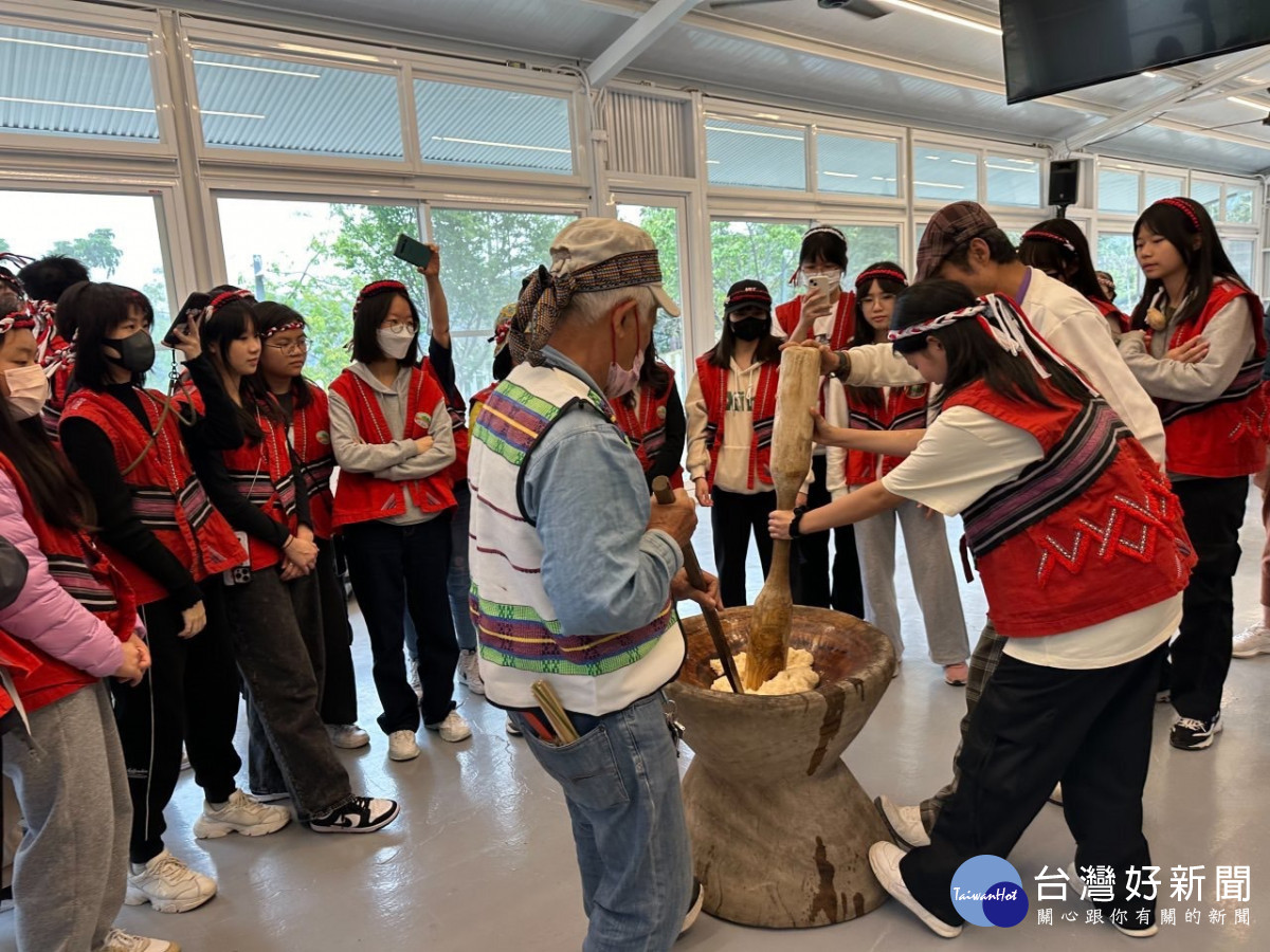 「南島產經協會」動手搗小米麻糬。