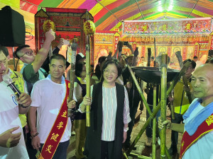 百年傳統芬園寶藏寺慶讚中元， 放水燈祭水靈祈平安。圖／彰化縣政府提供