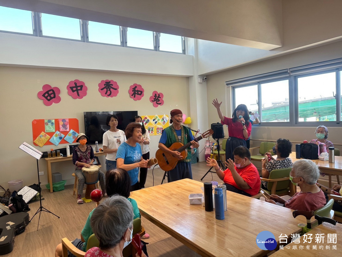 街頭藝人「阿里山師兄」到田中日照  讓長輩音樂欣賞兼肌力訓練。圖／秀傳醫院提供