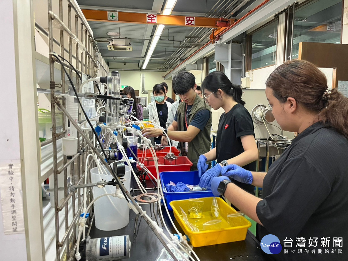 中原大學帶領高中生進行染料溶液的分離操作。