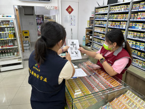 食安處至雜貨店進行宣導