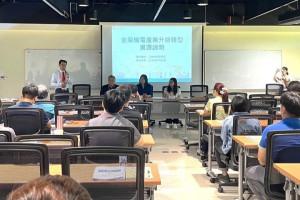 中華大學工業管理學系賴以軒副教授，與現場20多家中小企業分享產業轉型資源說明，