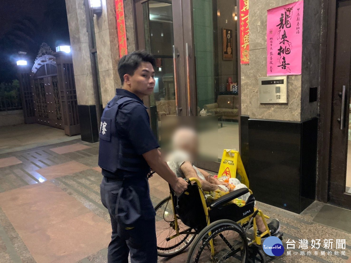 輪椅老婦深夜超商外呆坐2小時，平鎮警及時發現協助返家。