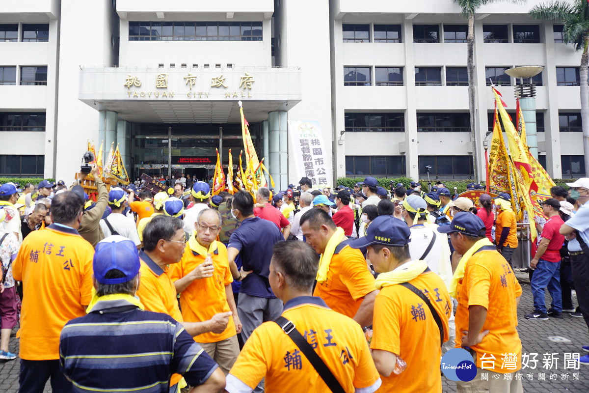 桃園航空城拆遷戶請來神明於桃園市政府前進行陳抗。<br />
