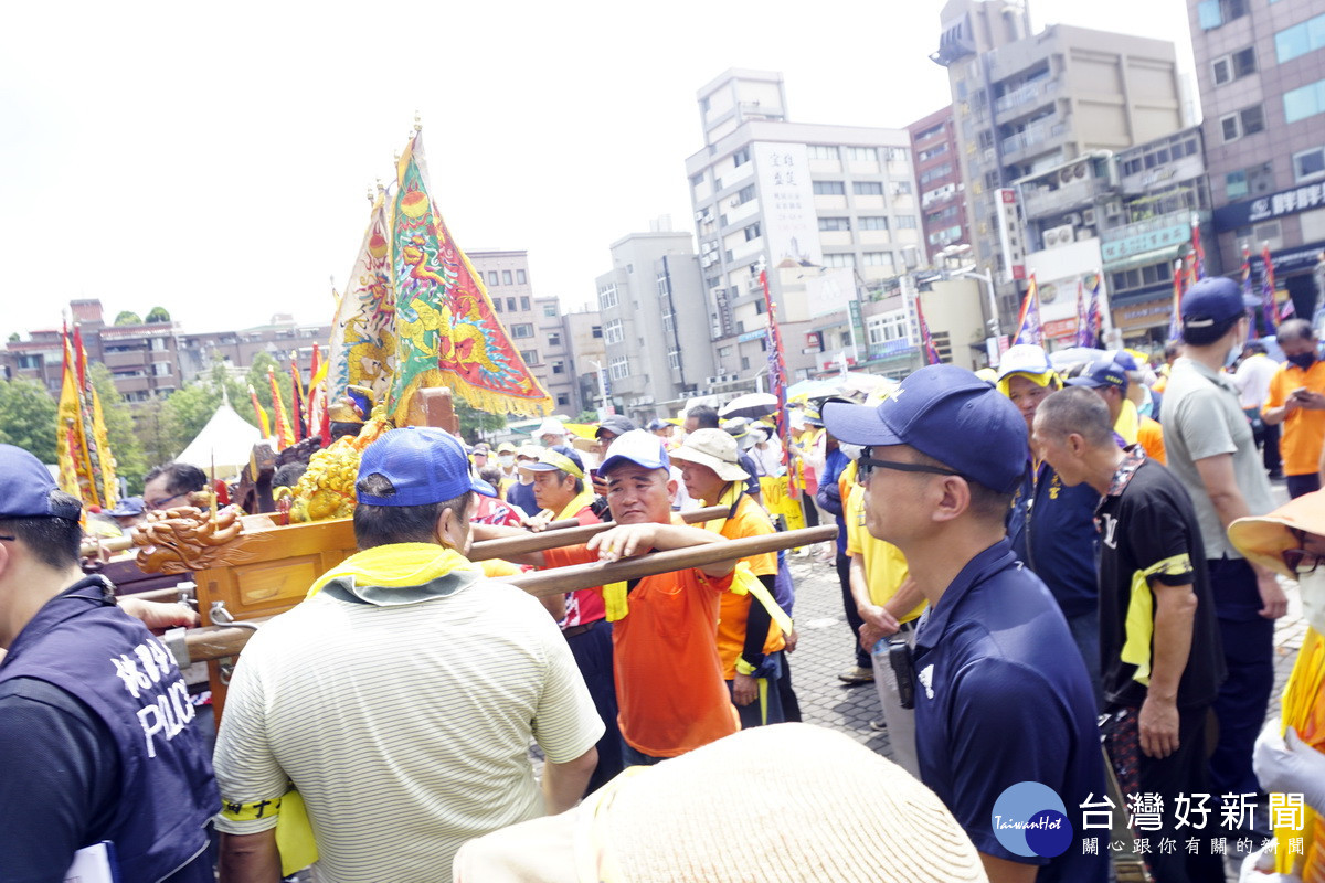 桃園航空城拆遷戶請來神明於桃園市政府前進行陳抗。<br />
