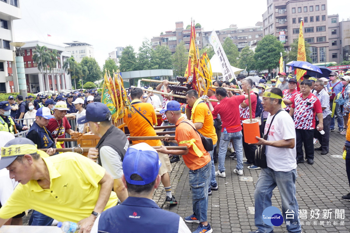 桃園航空城拆遷戶請來神明於桃園市政府前進行陳抗。<br />
