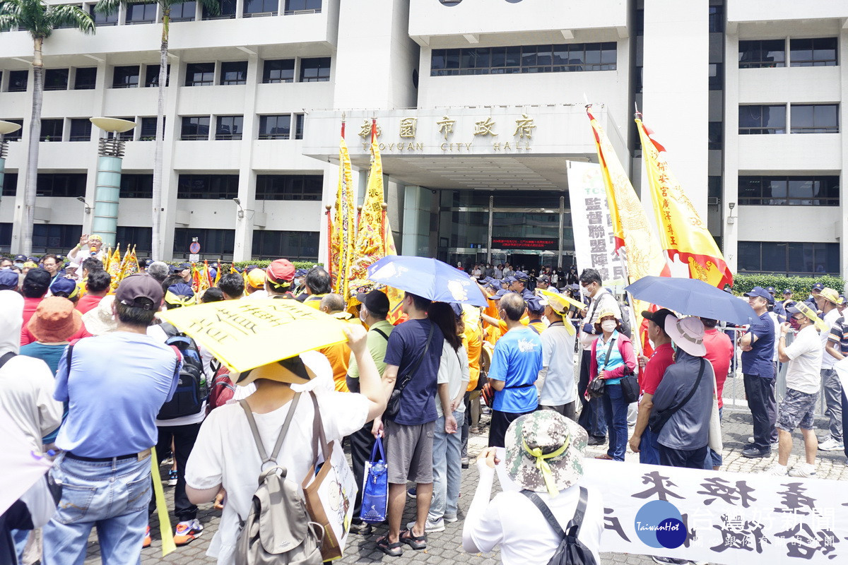 桃園航空城拆遷戶請來神明於桃園市政府前進行陳抗。<br />
