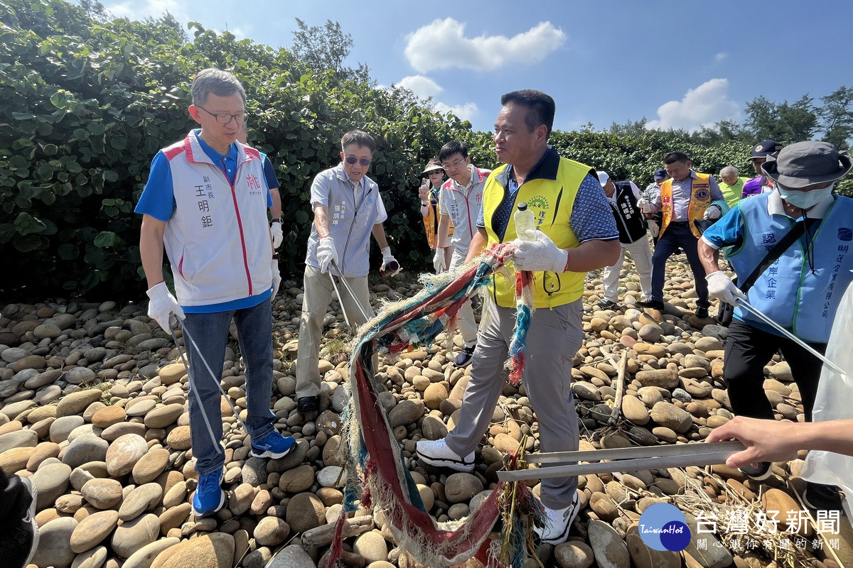 桃園市副市長王明鉅出席「113年度千人淨灘活動」。<br />
