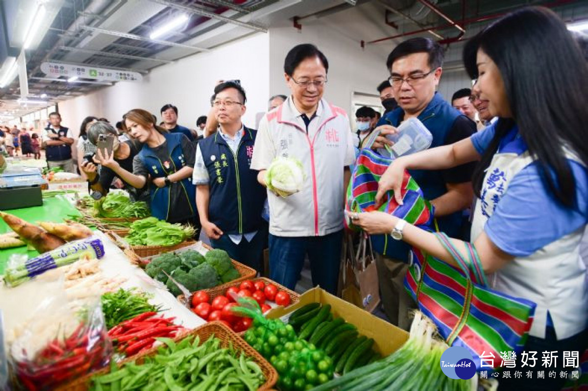 張市長號召市民買菜自備環保袋。