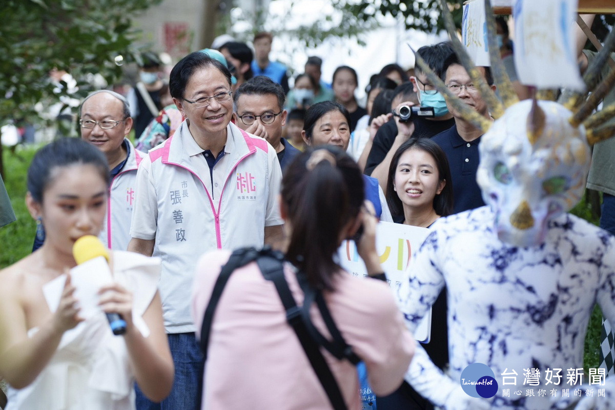 桃市長張善政於「東門溪戲·綠園再生」系列市集活動中與民眾互動。<br />
