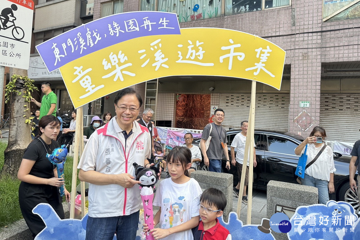 桃市長張善政於「東門溪戲·綠園再生」系列市集活動中與民眾互動。<br />
