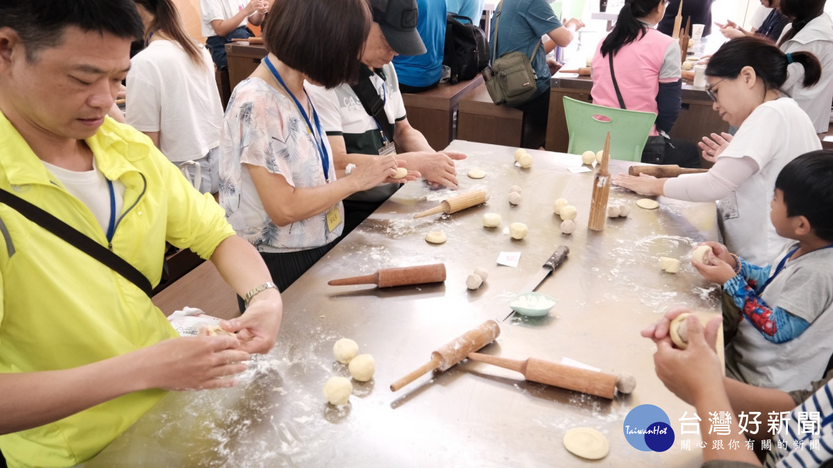 民眾體驗手作大安特產芋頭酥。