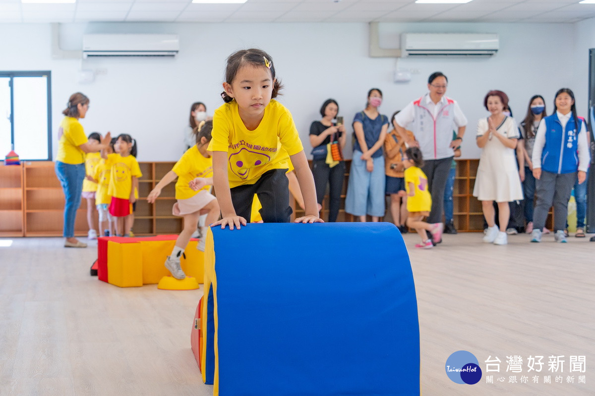 桃園市立桃園幼兒園落成啟用，小朋友使用內部設施。<br />
