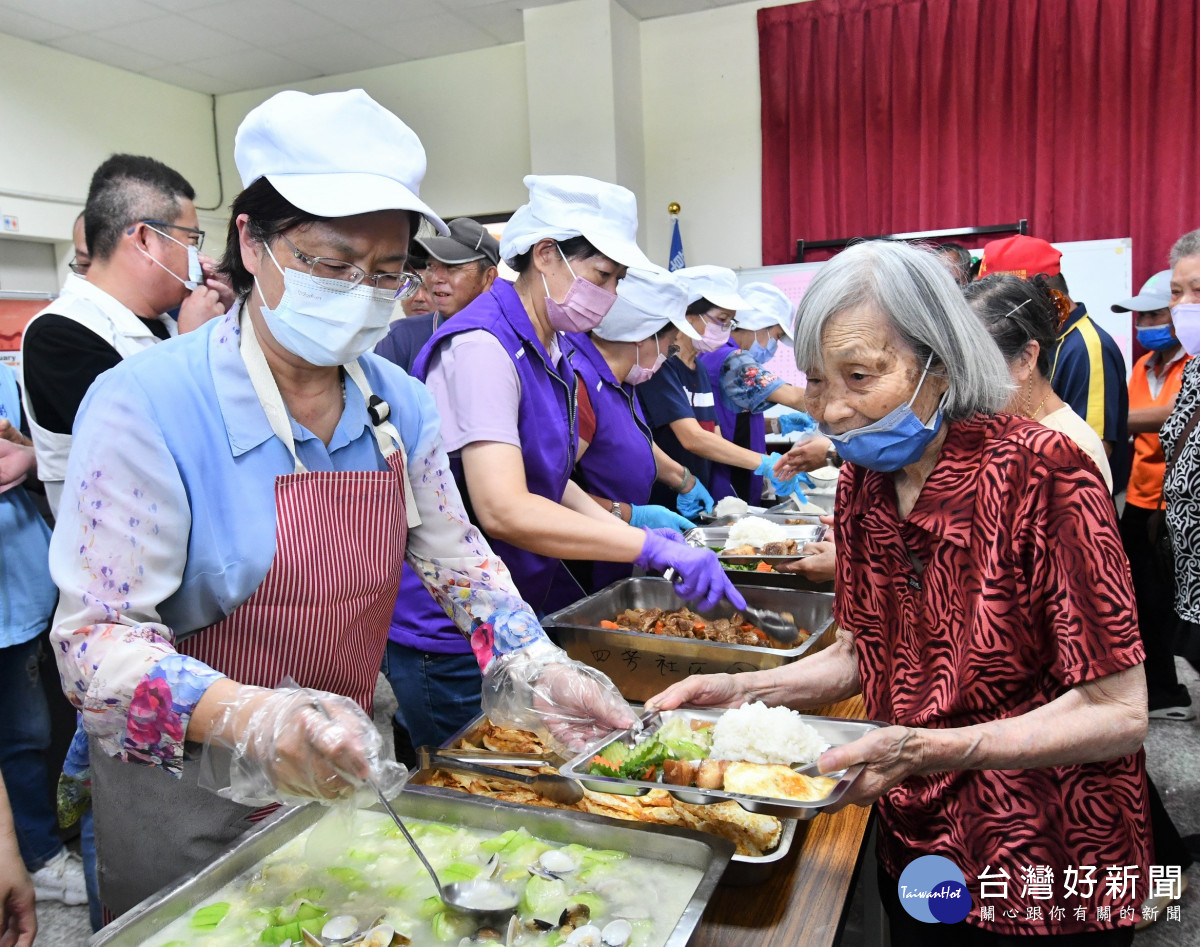 彰化縣第349個社區關懷據點，在永靖鄉四芳社區正式揭贈牌。圖／記者鄧富珍翻攝