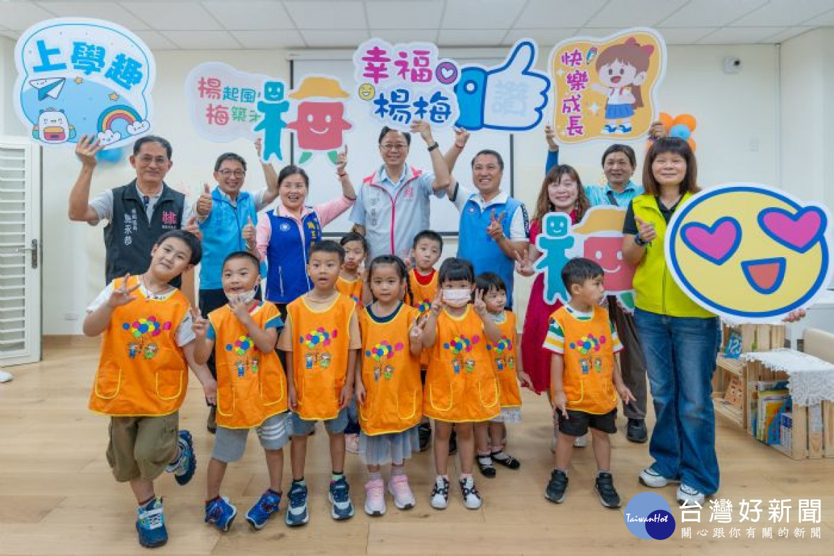 市長、貴賓與幼兒園小朋友們合影。<br />
<br />
