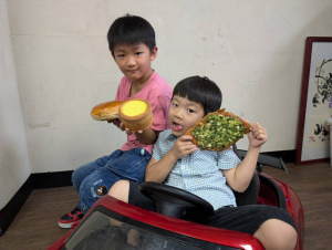 為了幫學生及家長們加油打氣，「小山之丘」將推出開學慶，凡店內定價50元麵包，均提供三個100元超優惠折扣。