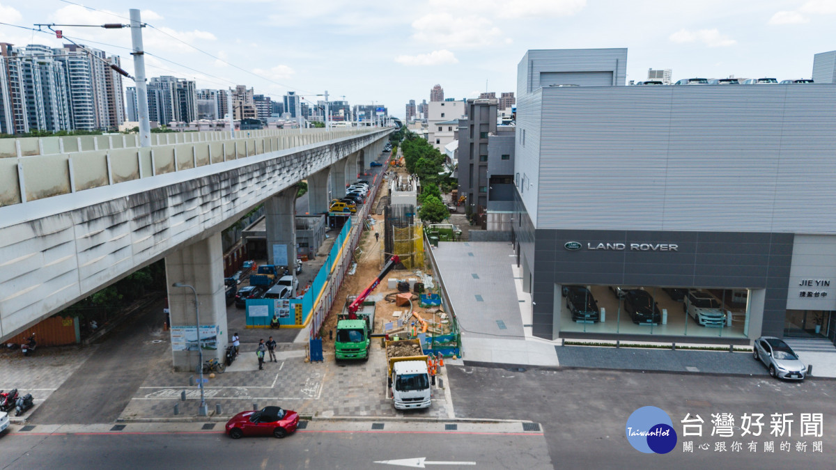 「綠空廊道(潭子區74號橋下)串聯自行車跨橋工程」正進行橋體結構吊裝作業