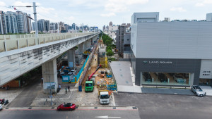 「綠空廊道(潭子區74號橋下)串聯自行車跨橋工程」正進行橋體結構吊裝作業