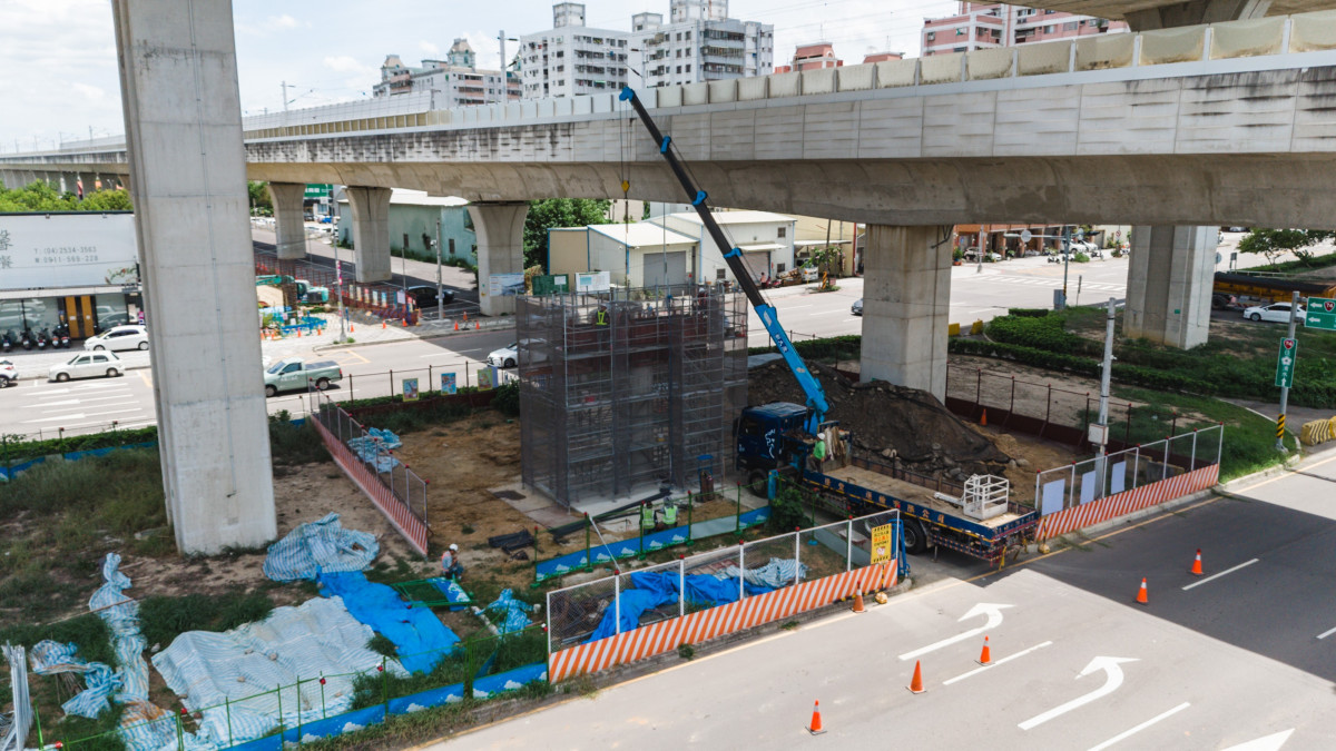 「綠空廊道(潭子區74號橋下)串聯自行車跨橋工程」正進行橋體結構吊裝作業