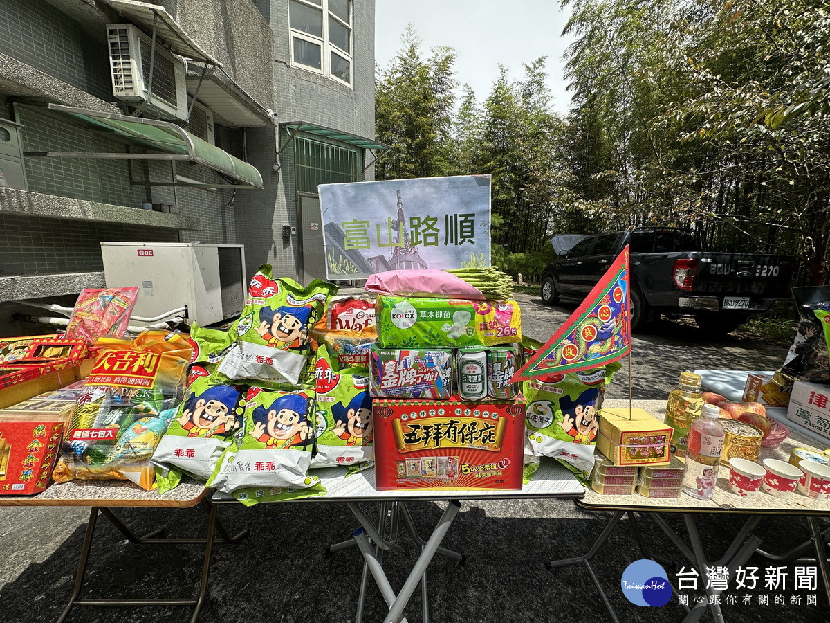 除了三牲果品還供上乖乖、蘆筍、靠得住等等祈祝平安。（記者扶小萍攝）