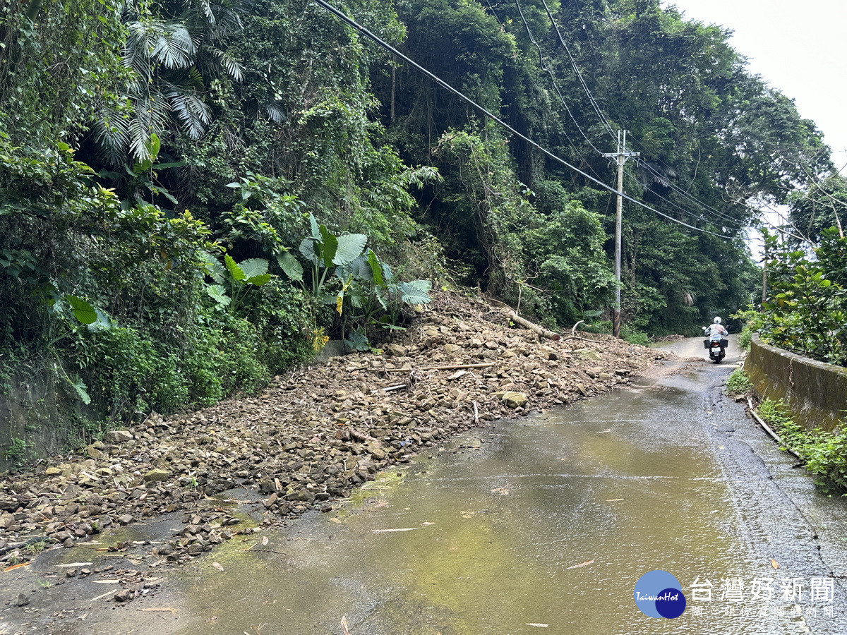 近日仍常下雨，富山產業道路仍有坍方落石。（記者扶小萍攝）