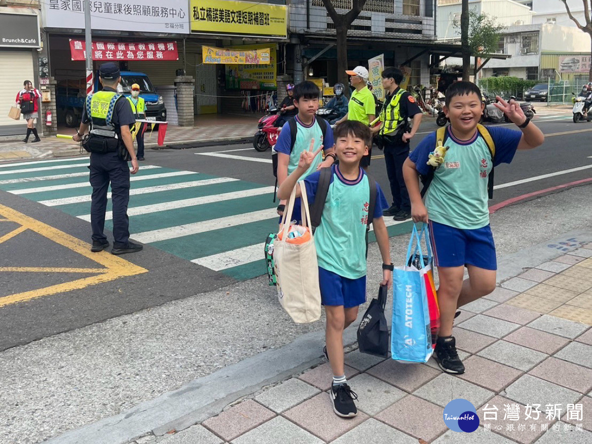 中壢警分局啟動「護童專案」，維護國小開學日，學童上學安全及學校周邊交通順暢。