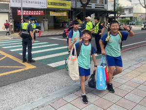 中壢警分局啟動「護童專案」，維護國小開學日，學童上學安全及學校周邊交通順暢。