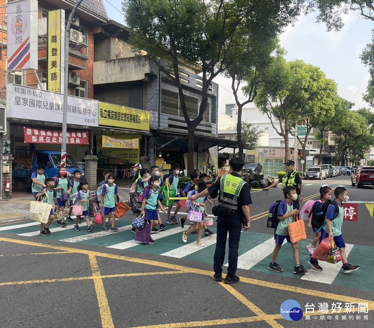 中壢警分局啟動「護童專案」，維護國小開學日，學童上學安全及學校周邊交通順暢。