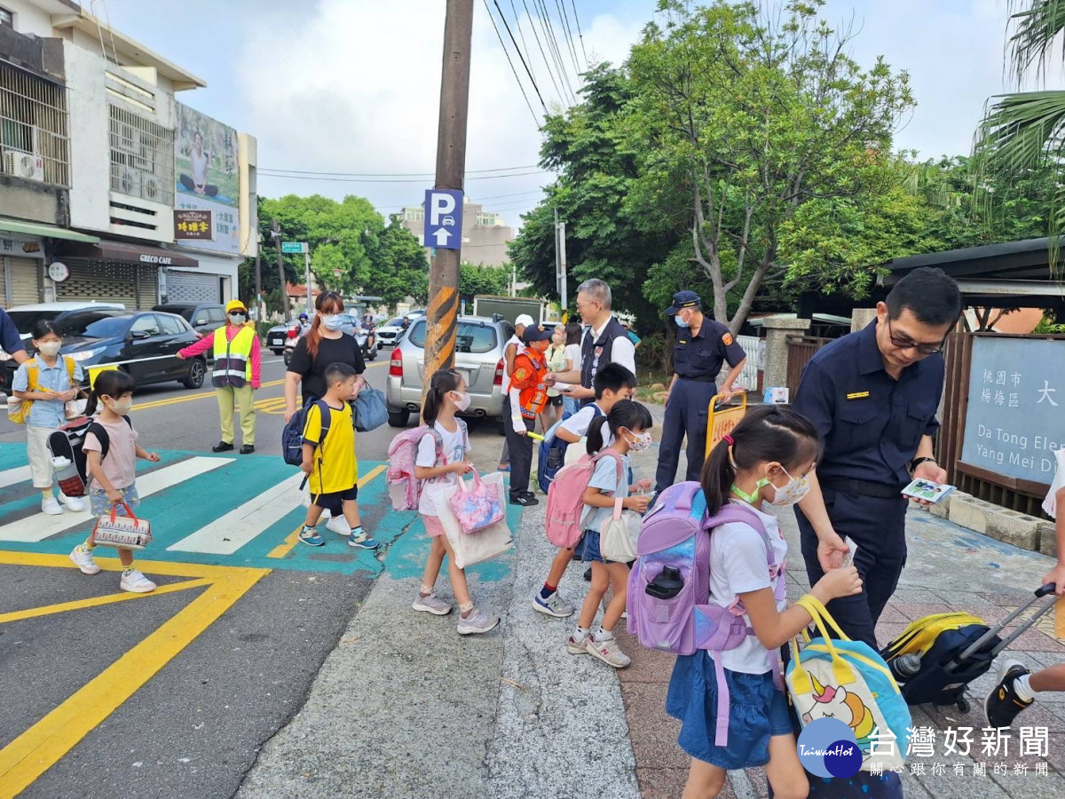 楊梅、平鎮警分局因應轄內各國中、國小開學日，為維護各校新生及學童上下學安全，規劃執行「護童專案」勤務。