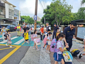 楊梅、平鎮警分局因應轄內各國中、國小開學日，為維護各校新生及學童上下學安全，規劃執行「護童專案」勤務。