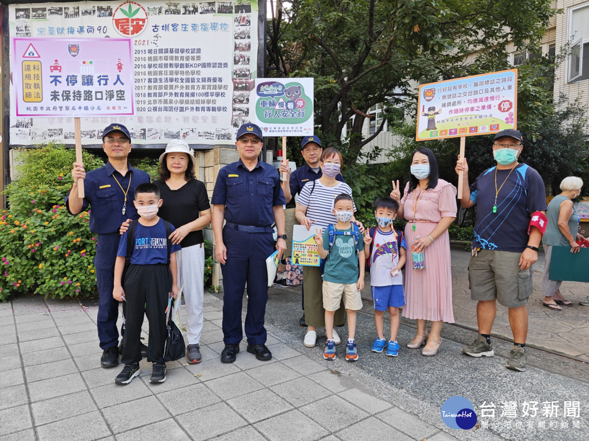 楊梅、平鎮警分局因應轄內各國中、國小開學日，為維護各校新生及學童上下學安全，規劃執行「護童專案」勤務。