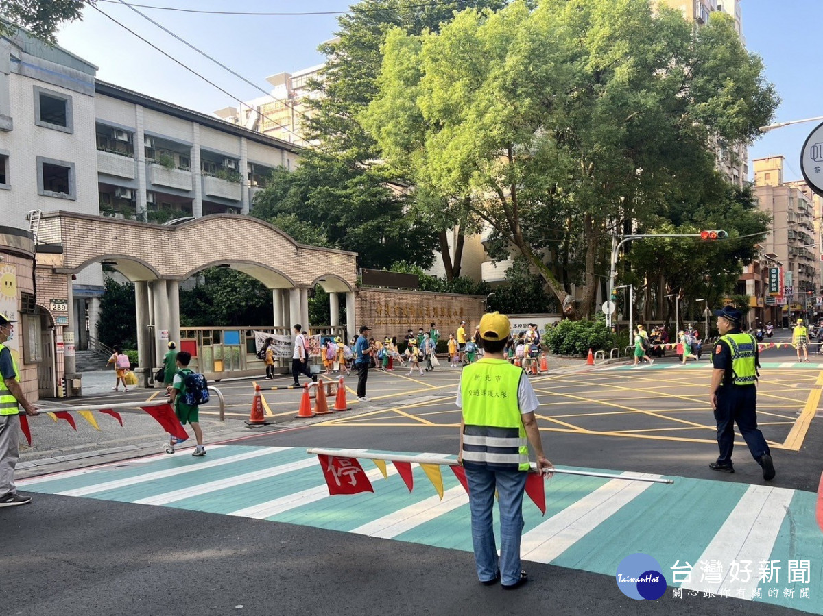 板橋分局於開學日在溪洲國小執行護童勤務