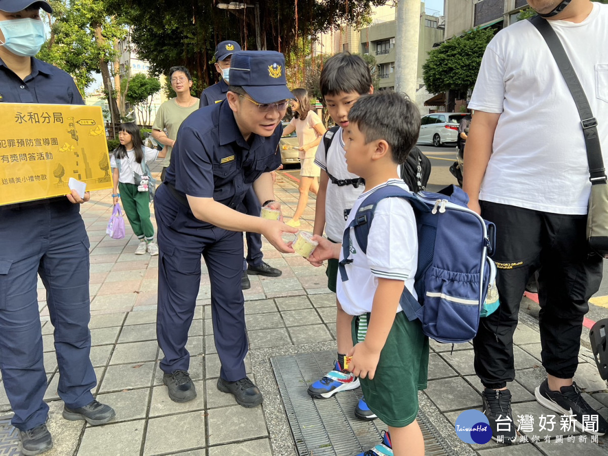 永和分局於開學日在頂溪國小執行護童勤務