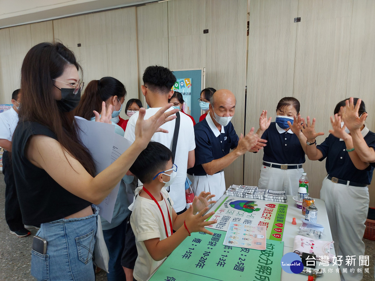 志工透過10個手指口訣教導親子學會從小用環保回收愛地球。圖／福德國小提供