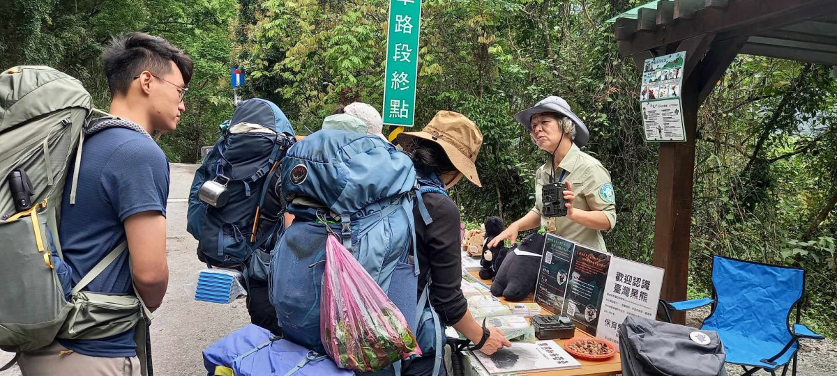 玉管處解說志工向山友解說臺灣黑熊的生態知識及研究器材。（圖/玉管處提供）<br />
<br />
<br />
