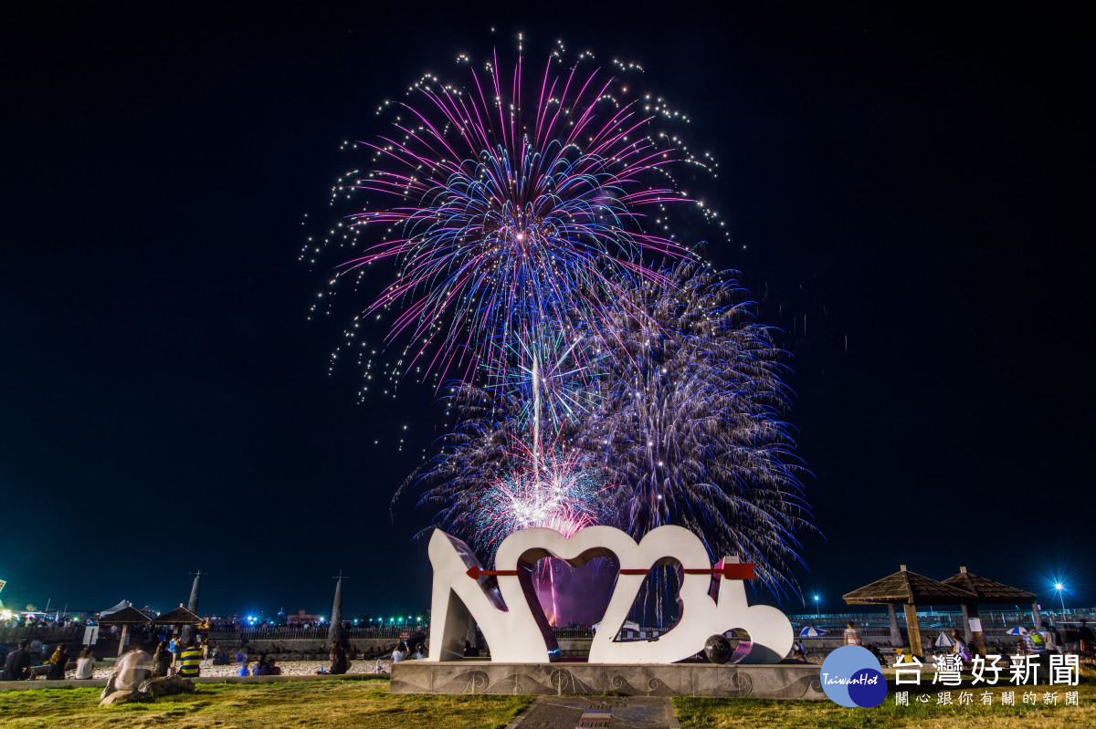 東石海之夏煙火秀即將在8月31日登場。（資料照／嘉義縣府提供）