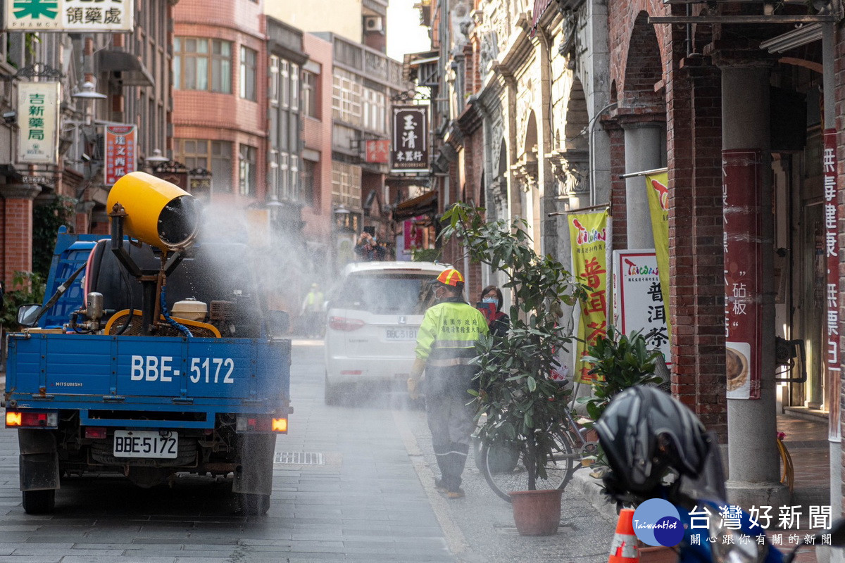 桃園市每月均派員巡查道路側溝，清理淤泥及垃圾。<br /><br />
