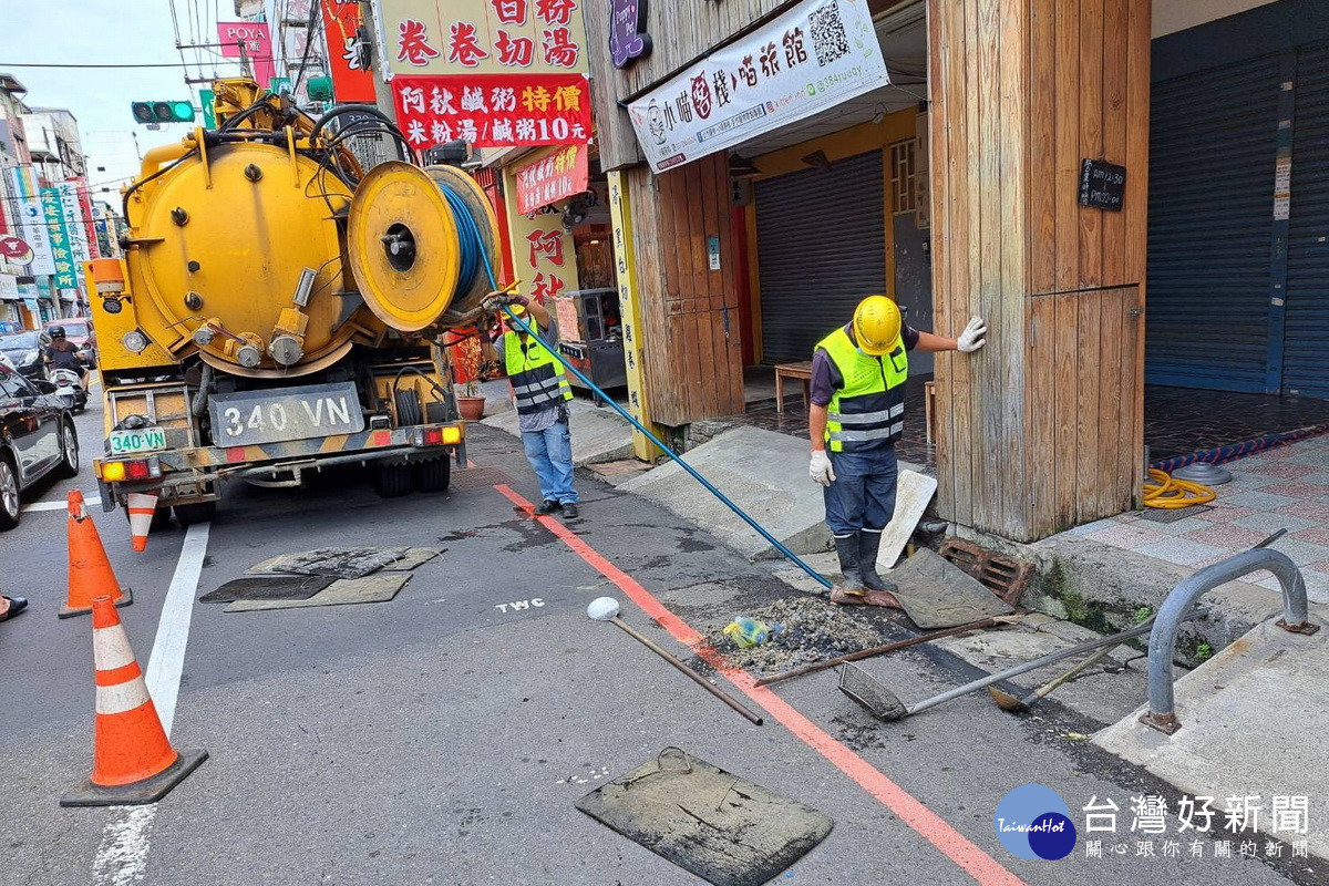 桃園市每月均派員巡查道路側溝，清理淤泥及垃圾。<br /><br />
