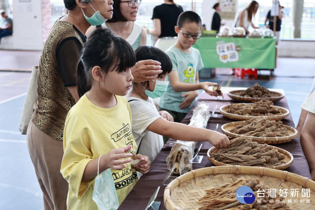 展示多種珍貴的中藥材與相關品項，讓民眾能夠近距離接觸並了解中藥的來源與使用方法。（圖/縣府提供）