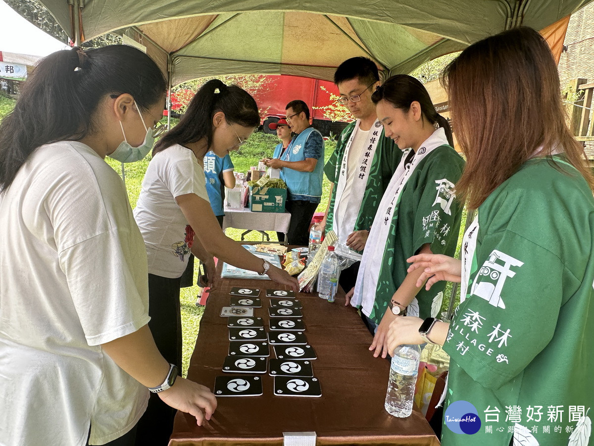 森林市集有不同活動供選購參與。（ 記者扶小萍攝）