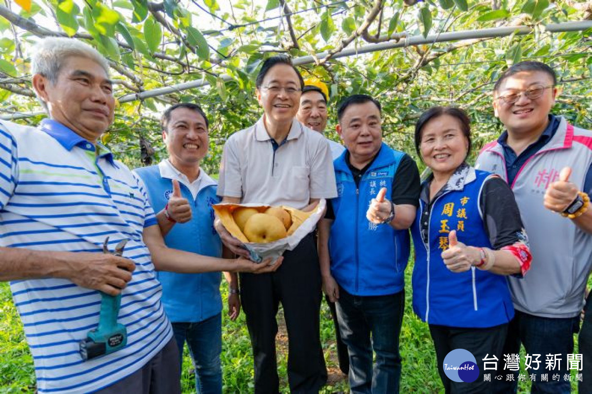 桃園市長張善政出席「113 年度楊梅在地好農推廣活動」與貴賓合影 。