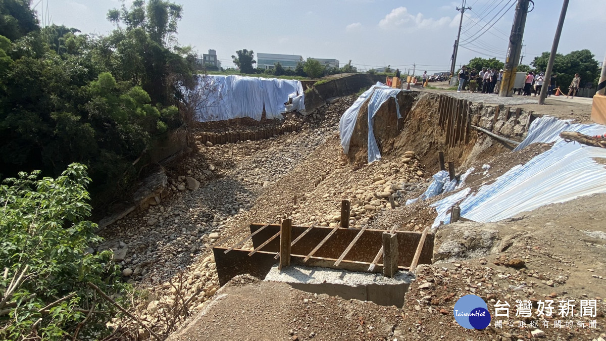 台中市神岡區陽明橋下游護岸因凱米颱風豪雨而沖毀，周邊道路也崩壞。