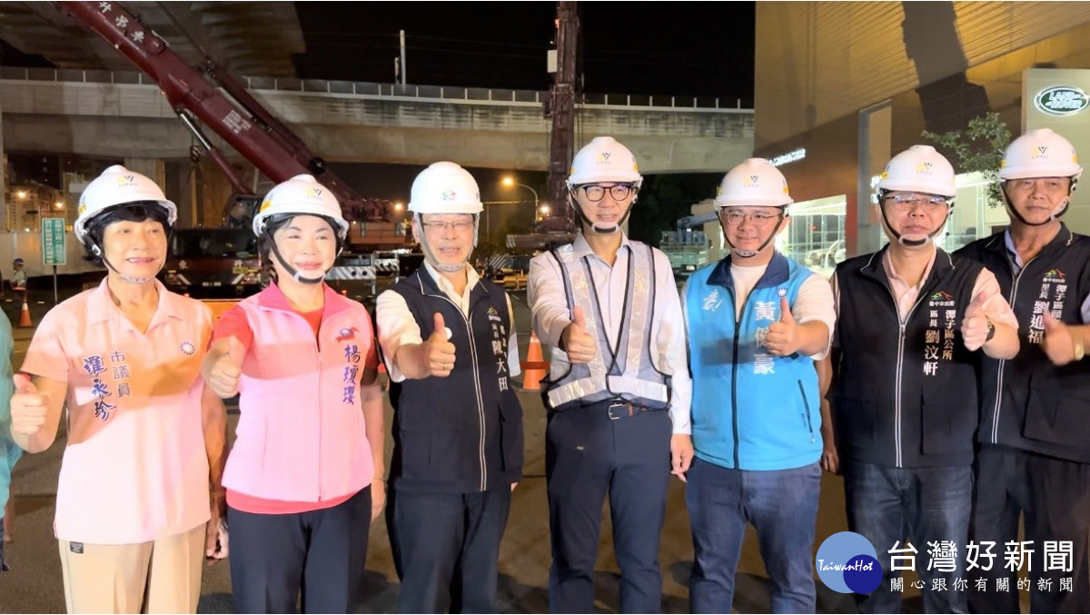 立委楊瓊瓔陪同台中市建設局長陳大田視察潭子區環中東路跨橋橋體結構吊裝作業，立法院副院長江啟臣、立委黃健豪、市議員羅永珍、蕭隆澤也到場見證。