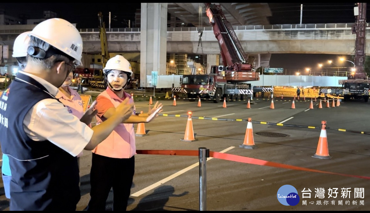 立委楊瓊瓔陪同台中市建設局長陳大田視察潭子區環中東路跨橋橋體結構吊裝作業。