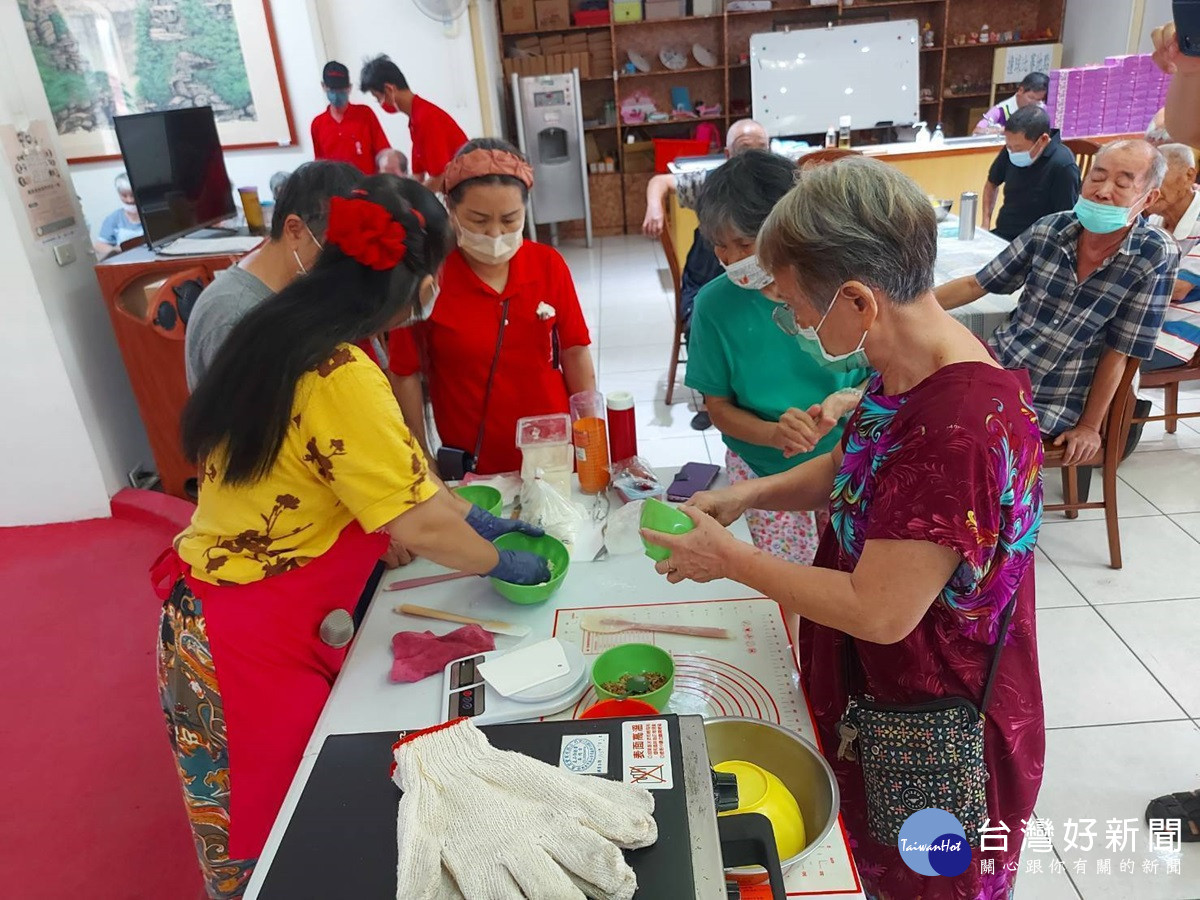 榮家住民手作綠豆椪 　秋節應景月餅傳達溫暖關懷